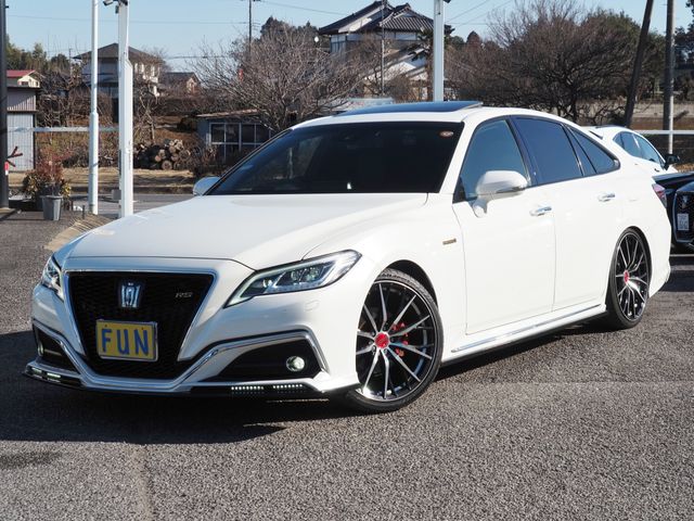CROWN sedan hybrid