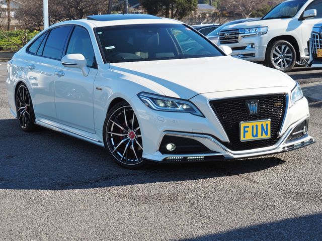 CROWN sedan hybrid