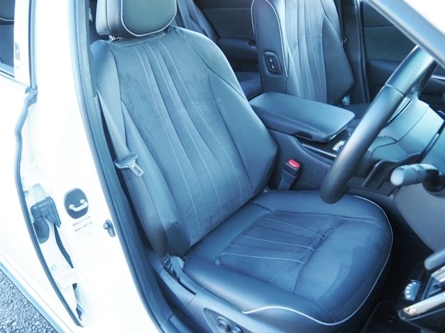 CROWN sedan hybrid