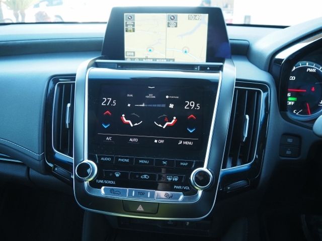 CROWN sedan hybrid