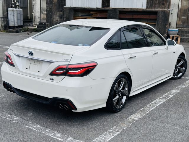 CROWN sedan hybrid