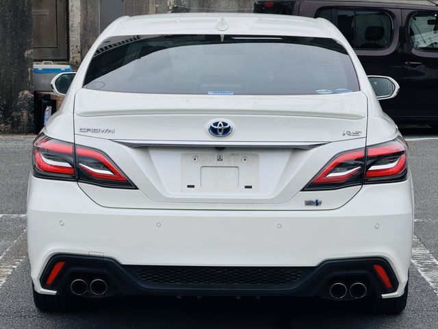 CROWN sedan hybrid
