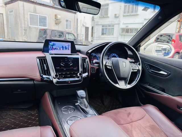 CROWN sedan hybrid
