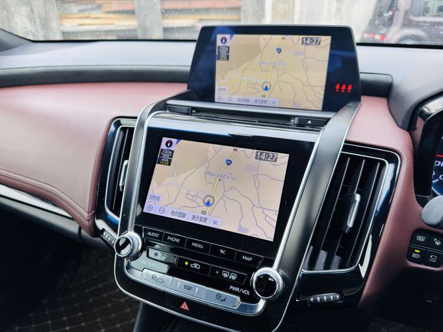 CROWN sedan hybrid