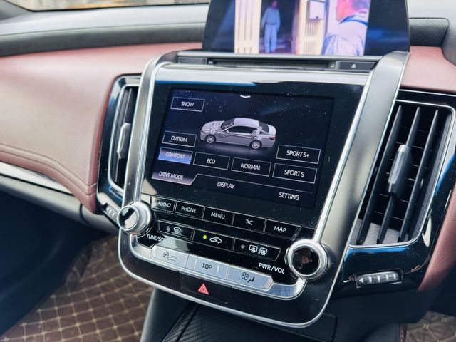 CROWN sedan hybrid