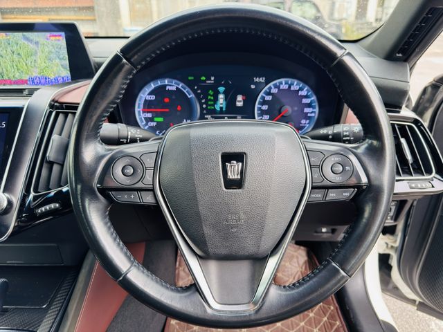 CROWN sedan hybrid