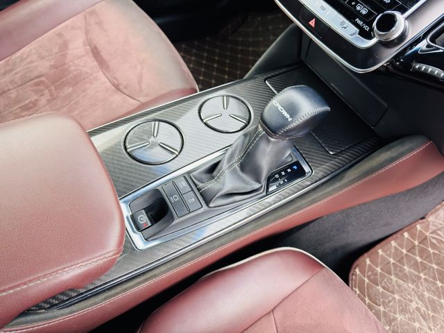 CROWN sedan hybrid