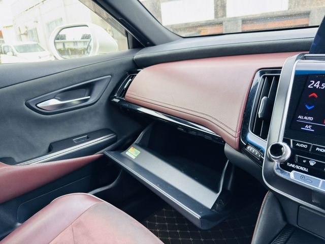 CROWN sedan hybrid