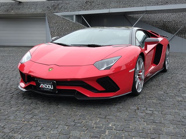 LAMBORGHINI Aventador