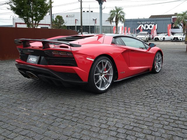 LAMBORGHINI Aventador