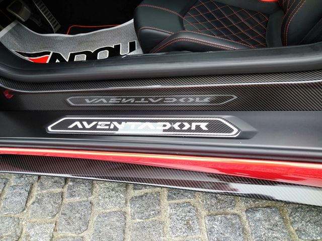 LAMBORGHINI Aventador