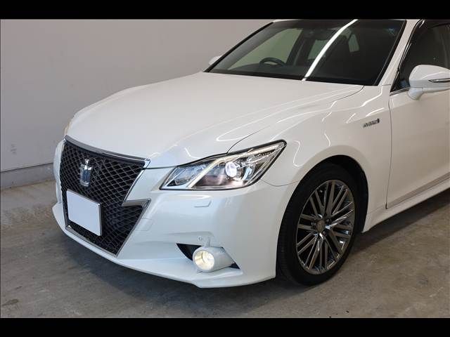CROWN sedan hybrid