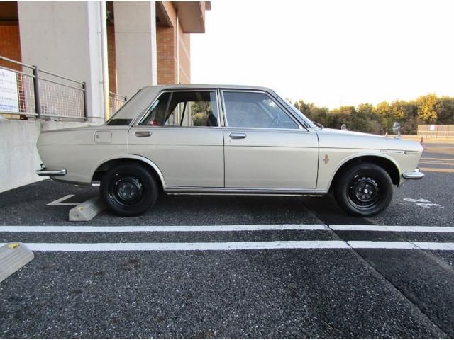 BLUEBIRD sedan