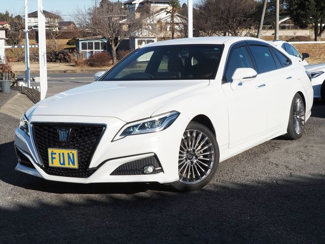 CROWN sedan hybrid