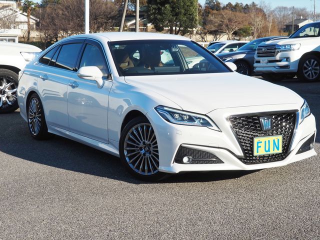 CROWN sedan hybrid