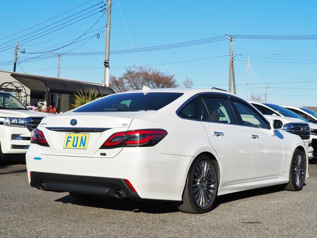CROWN sedan hybrid
