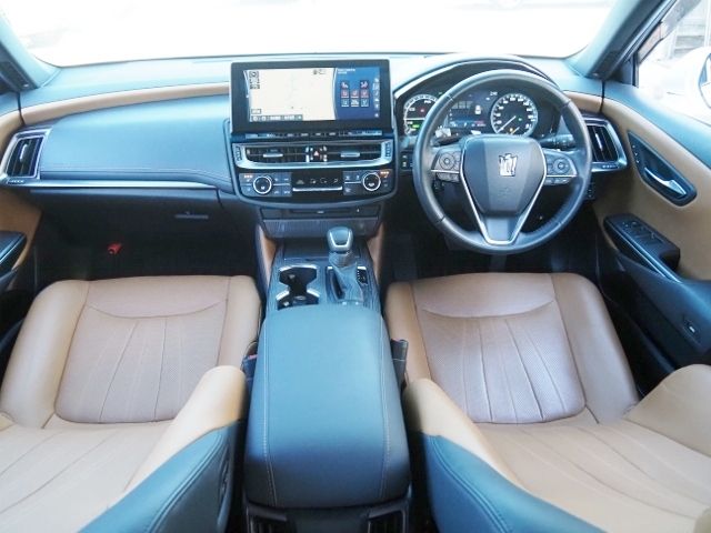 CROWN sedan hybrid
