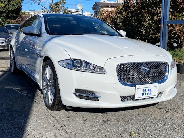 JAGUAR XJseries sedan