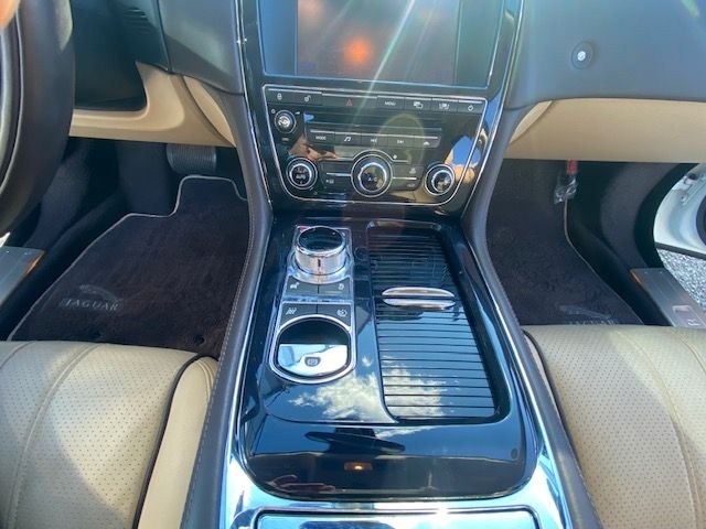 JAGUAR XJseries sedan