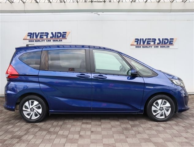 FREED plus HYBRID 4WD