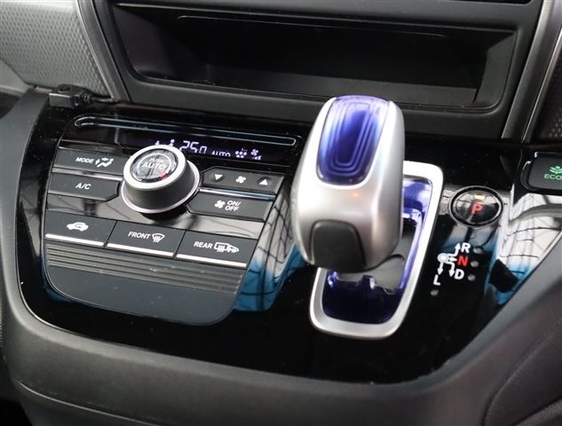 FREED plus HYBRID 4WD