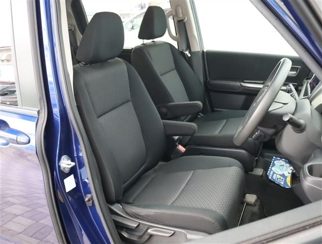 FREED plus HYBRID 4WD