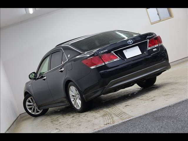 CROWN sedan hybrid