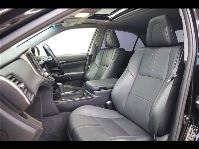 CROWN sedan hybrid