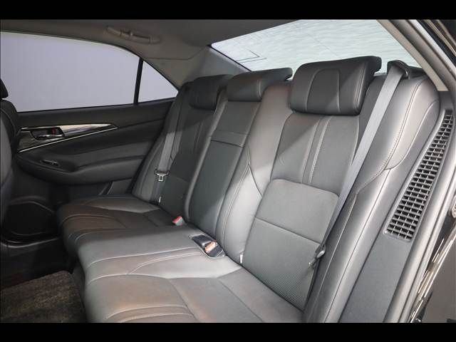 CROWN sedan hybrid