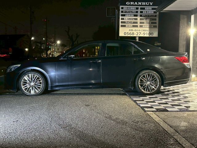 CROWN sedan