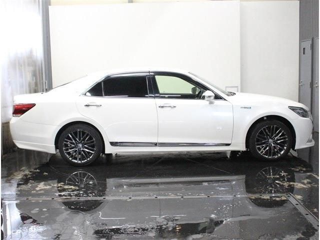 CROWN sedan hybrid 4WD