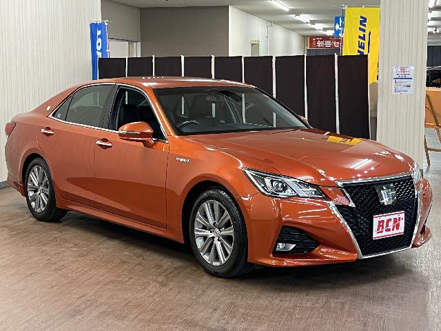 CROWN sedan hybrid