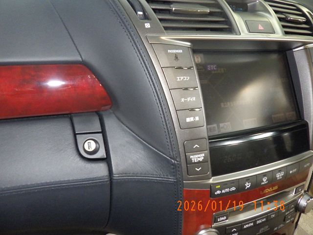 LEXUS LS600hL