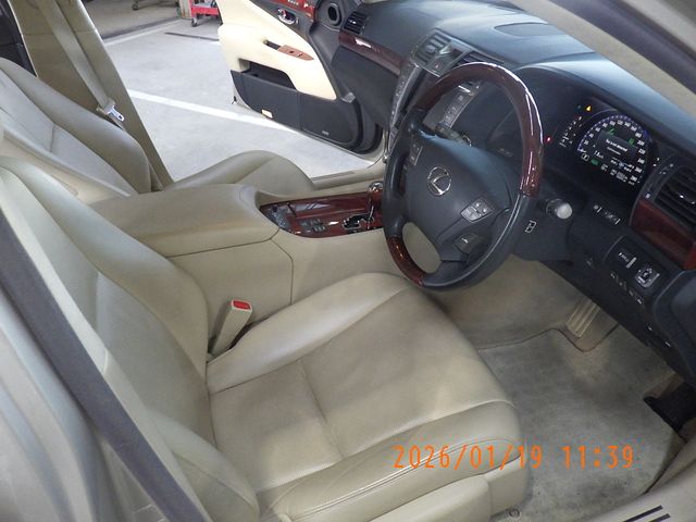 LEXUS LS600hL