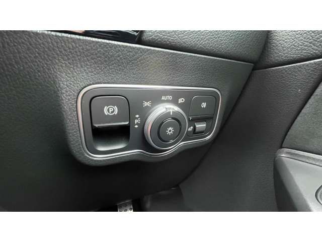 MERCEDES BENZ EQA