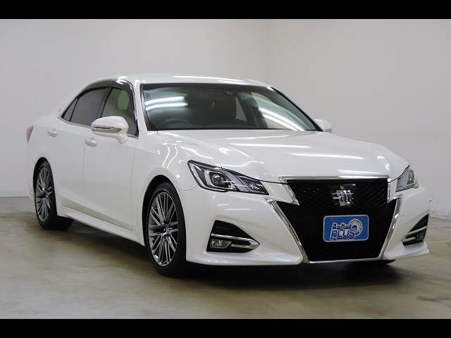 CROWN sedan hybrid