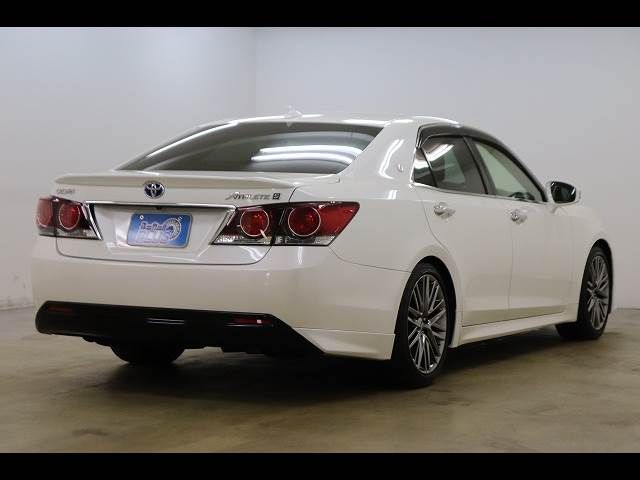CROWN sedan hybrid