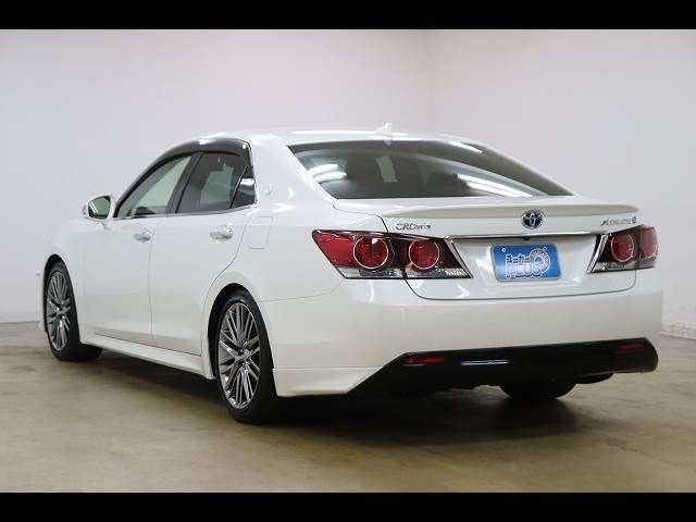 CROWN sedan hybrid