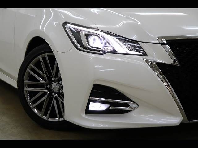 CROWN sedan hybrid