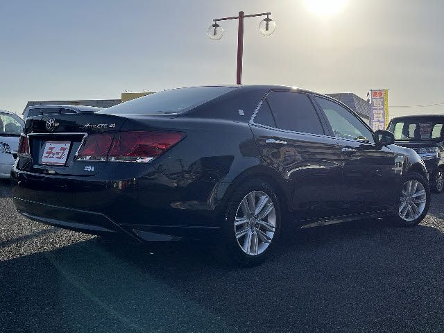 CROWN sedan hybrid