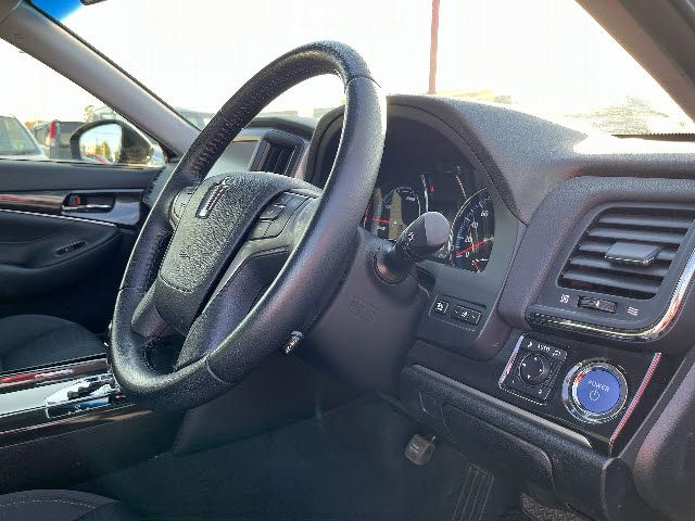 CROWN sedan hybrid