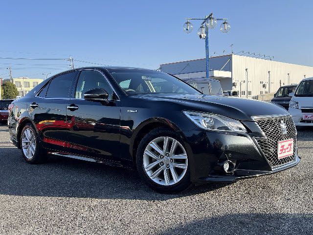CROWN sedan hybrid