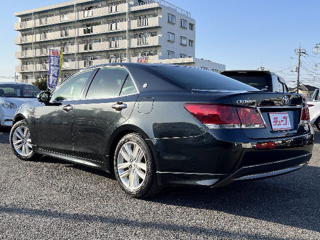 CROWN sedan hybrid