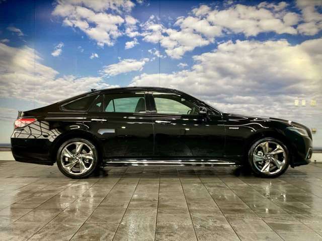 CROWN sedan hybrid 4WD
