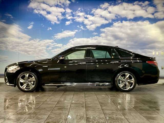 CROWN sedan hybrid 4WD