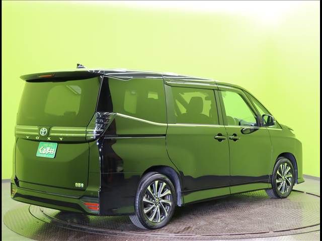 VOXY HYBRID