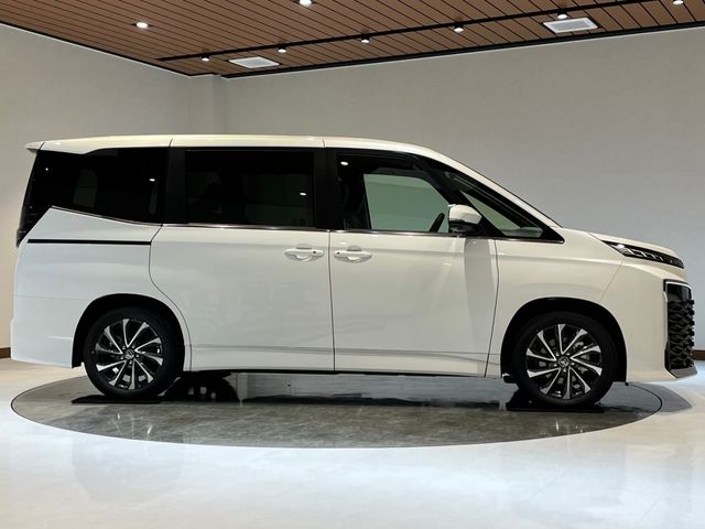 VOXY HYBRID