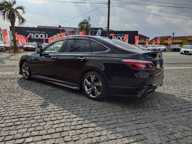CROWN sedan hybrid
