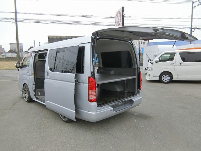 REGIUSACE 2WD van