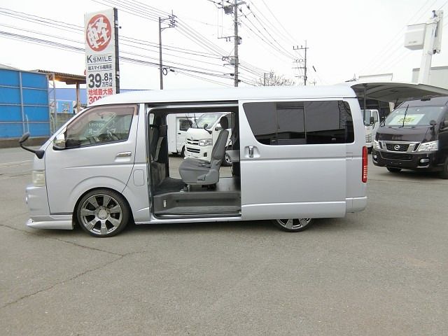 REGIUSACE 2WD van